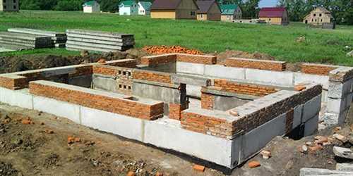 Фундаментные блоки или ленточный фундамент — какой выбрать для строительства дома?